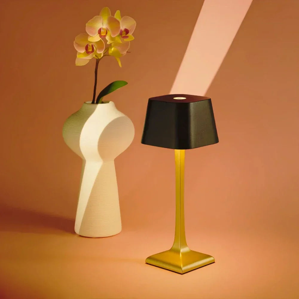 Elunor | Elegant table lamp with slim design