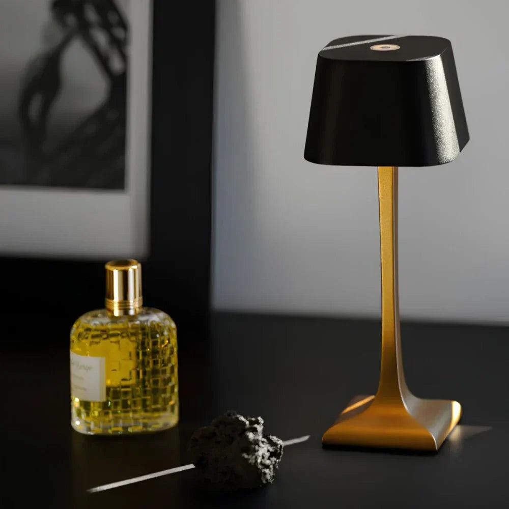 Elunor | Elegant table lamp with slim design