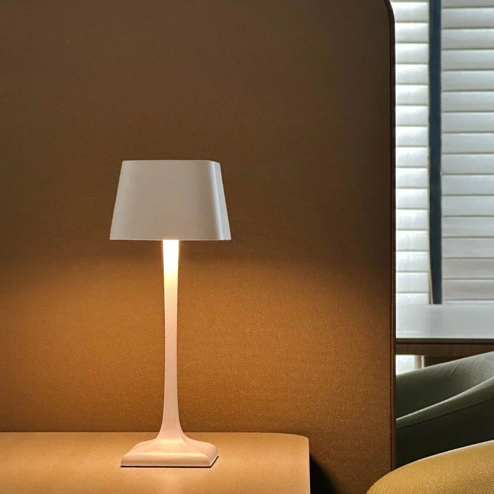 Elunor | Elegant table lamp with slim design