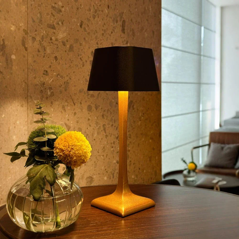 Elunor | Elegant table lamp with slim design