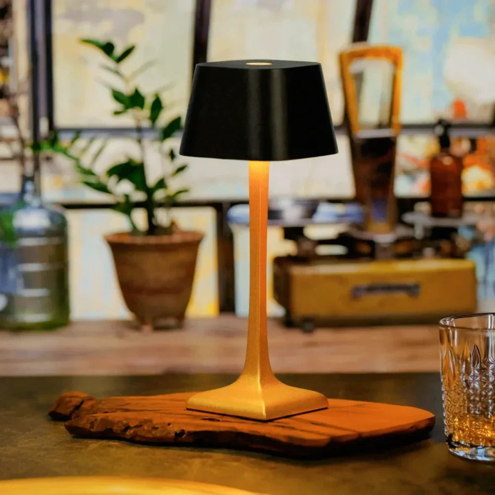 Elunor | Elegant table lamp with slim design