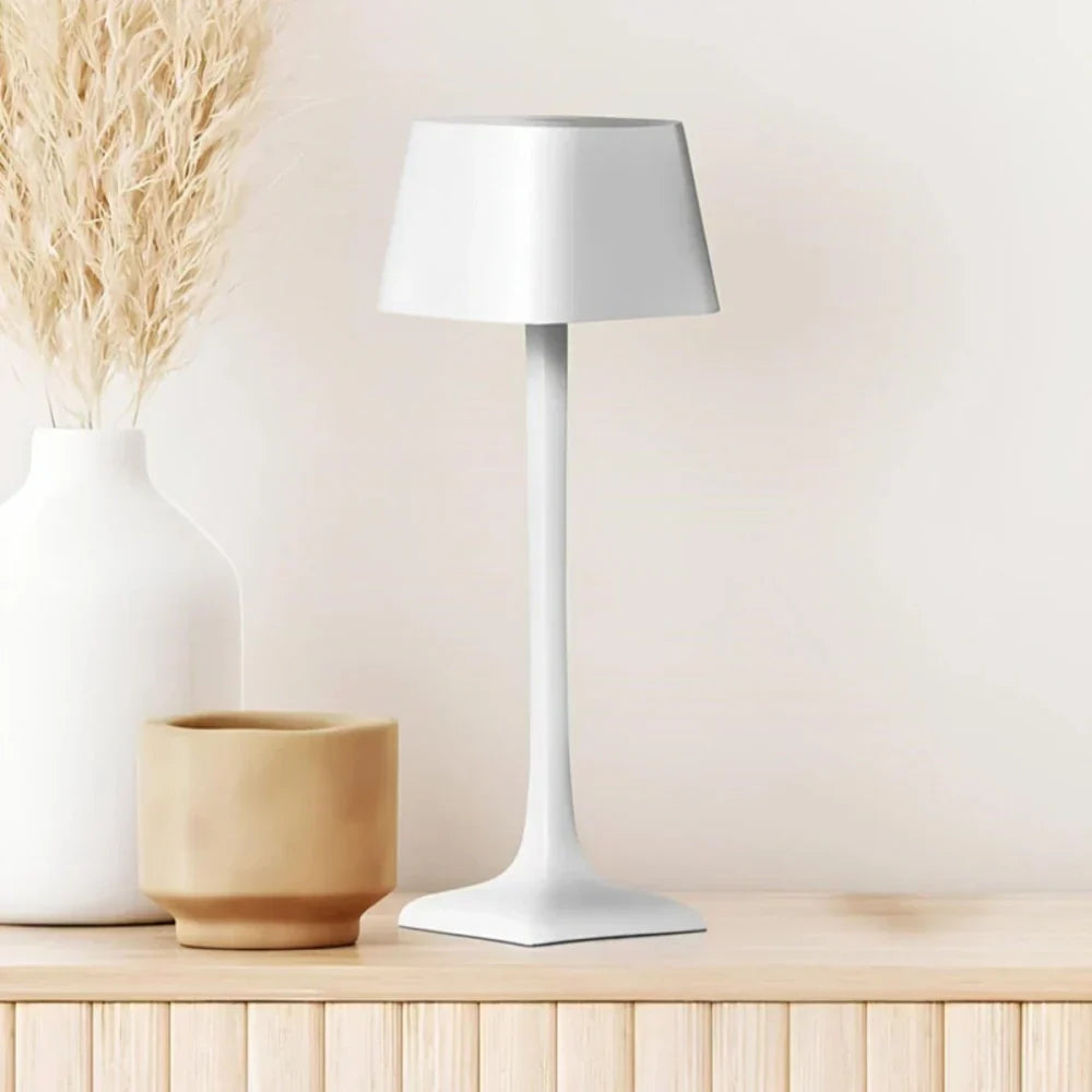 Elunor | Elegant table lamp with slim design