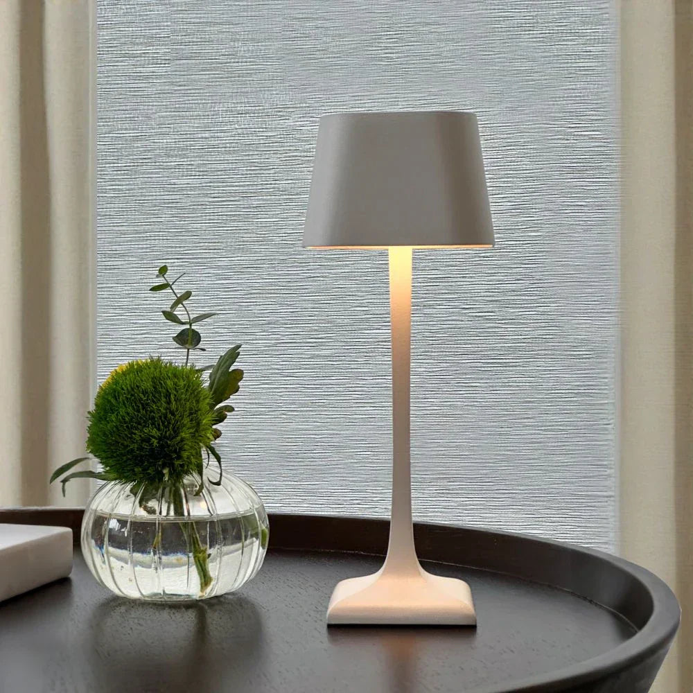 Elunor | Elegant table lamp with slim design